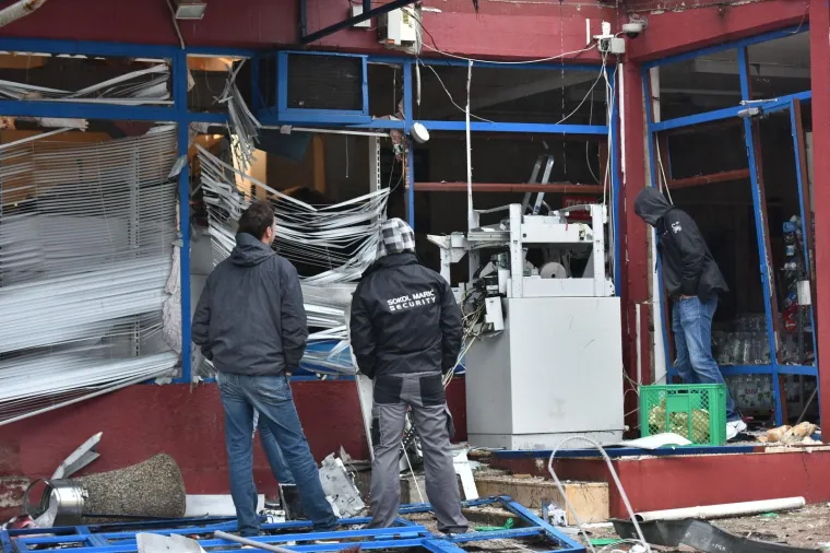 PLJAČKA BANKOMATA U ROVINJU: Pogledajte prizore prodavaonice u kojoj je raznesen bankomat