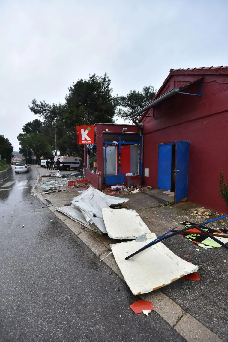 PLJAČKA BANKOMATA U ROVINJU: Pogledajte prizore prodavaonice u kojoj je raznesen bankomat