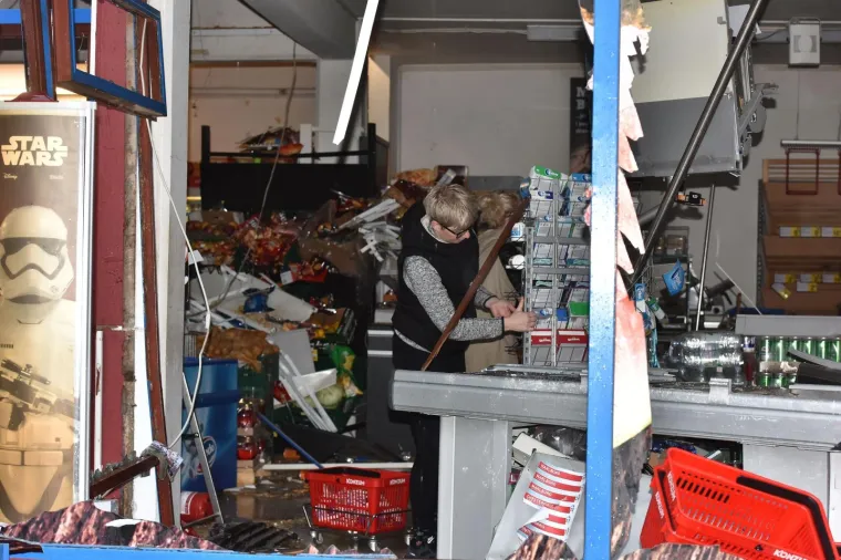 PLJAČKA BANKOMATA U ROVINJU: Pogledajte prizore prodavaonice u kojoj je raznesen bankomat