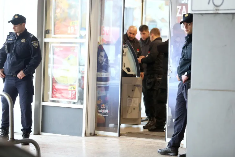 PLJAČKA BANKOMATA U ŠPANSKOM: Lopov otvorio bankomat u trgovačkom centru, no ništa nije odnio