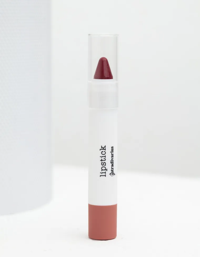 Tamno crveni ruž za usne, Stradivarius, 39,90 kuna