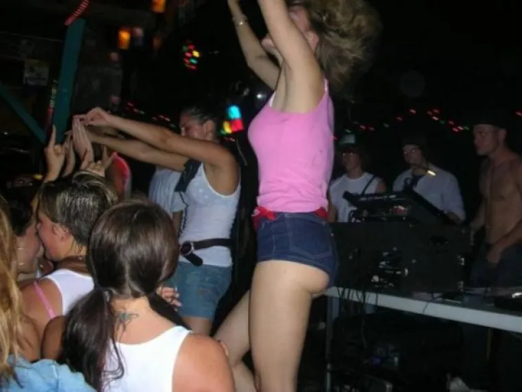 MOŽE LI KRAĆE? Rekli su im da moraju obući hlače, one su, strogo tehnički, to i napravile