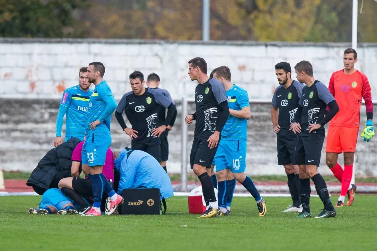 Bruno Marić pohitao je u pomoć igraču Cibalije Zvonimiru Filipoviću koji se onesvijestio nakon jednog dvoboja u prvom poluvremenu. Filipović se samo sru&scaron;io na travnjak, nepomično je ležao...