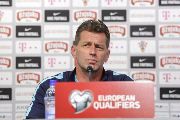 GRCI DOPUTOVALI U ZAGREB: Izbornik Skibbe i Sokratis stali pred novinare