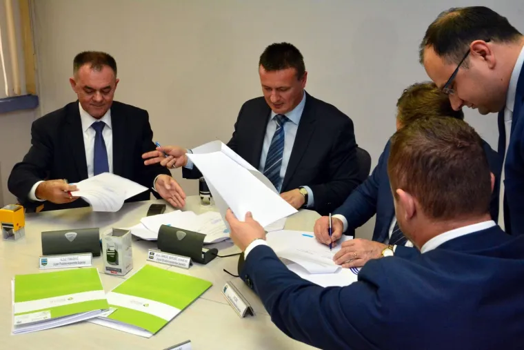 U Slavonskom Brodu potpisan je ugovor o početku realizacije dugo iščekivanog projekta Regionalnog centra za gospodarenje otpadom. Društveni ugovor su potpisali župani triju županija - Brodsko-posavske Danijel Marušić, Sisačko-moslavačke Ivo Žinić i Požeško-slavonske županije Alojz Tomašević.