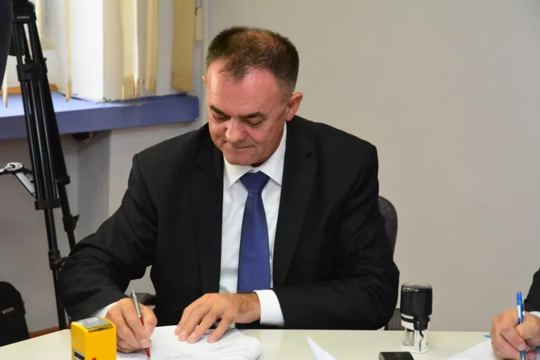 Bilo je to i prvo javno pojavljivanje župana Tomaševića nakon što je prije više od mjesec dana uhićen zbog obiteljskog nasilja. U međuvremenu je Tomašević bio i u bolnici zbog upale pluća te gnojne upale parotidnih žlijezda.