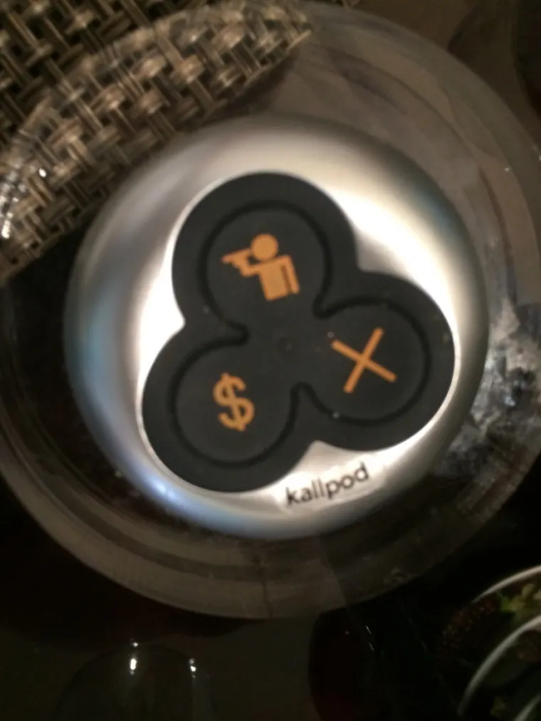 Ovaj restoran ima mini daljinski upravljač s pomoću kojega pozivate konobara, plaćate račun i sl.