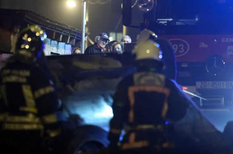 DRAMA U ZAGREBU: Stariji vozač izgubio nadzor nad automobilom i prevrnuo se na krov