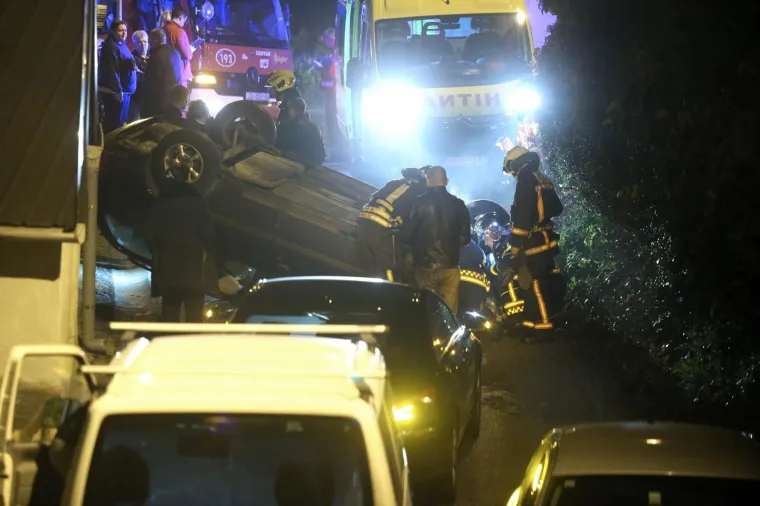 Vatrogasna i policijska intervencija na početku ulice Bademovac, nakon &scaron;to je osobno vozilo zavr&scaron;ilo na krovu. Starija osoba koja je upravljala automobilom izgubila je kontrolu nad vozilom i prevrnula se na krov. Nakon toga je sama i neozlijeđena izi&scaron;la iz automobila te odbila zdravstvenu njegu. 
Photo: Sanjin Strukic/PIXSELL