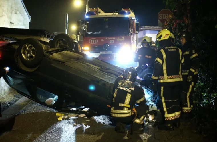 DRAMA U ZAGREBU: Stariji vozač izgubio nadzor nad automobilom i prevrnuo se na krov