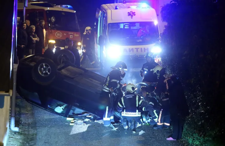 DRAMA U ZAGREBU: Stariji vozač izgubio nadzor nad automobilom i prevrnuo se na krov