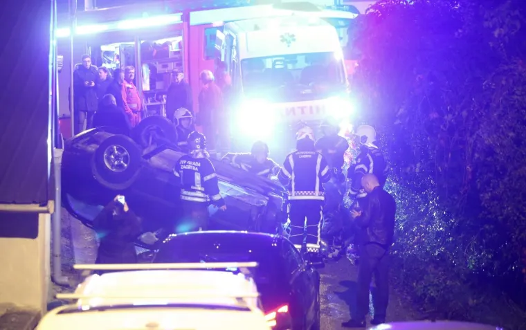 DRAMA U ZAGREBU: Stariji vozač izgubio nadzor nad automobilom i prevrnuo se na krov