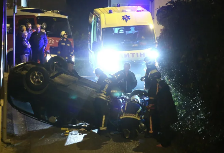 DRAMA U ZAGREBU: Stariji vozač izgubio nadzor nad automobilom i prevrnuo se na krov