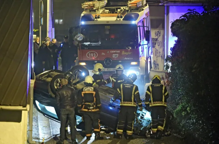 DRAMA U ZAGREBU: Stariji vozač izgubio nadzor nad automobilom i prevrnuo se na krov