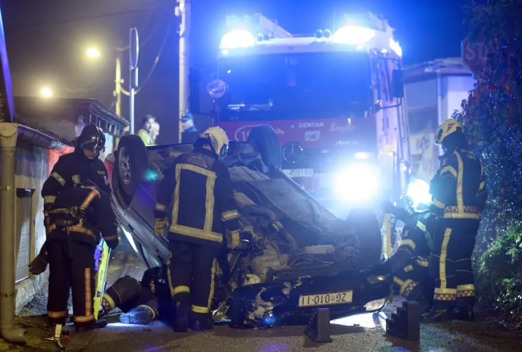 DRAMA U ZAGREBU: Stariji vozač izgubio nadzor nad automobilom i prevrnuo se na krov