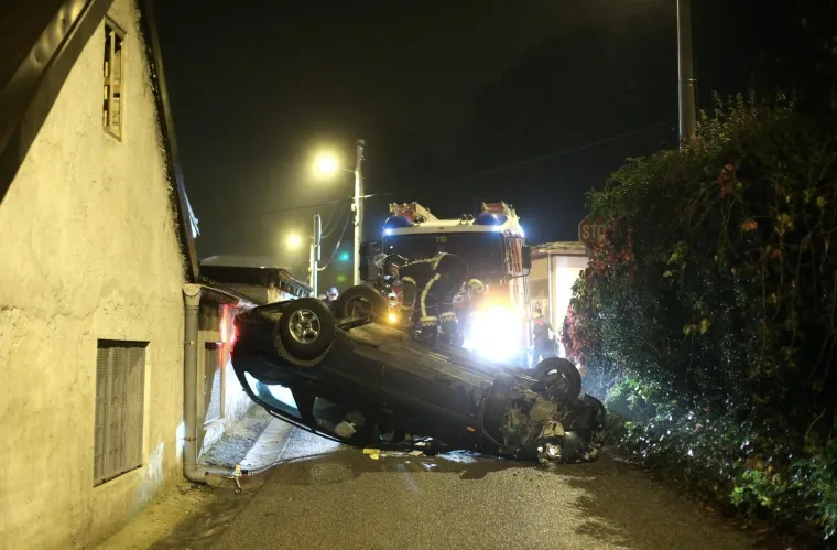 DRAMA U ZAGREBU: Stariji vozač izgubio nadzor nad automobilom i prevrnuo se na krov