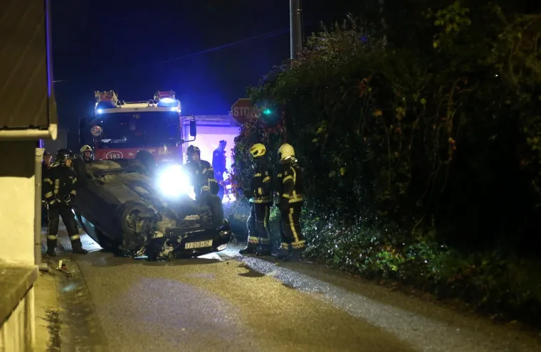 DRAMA U ZAGREBU: Stariji vozač izgubio nadzor nad automobilom i prevrnuo se na krov
