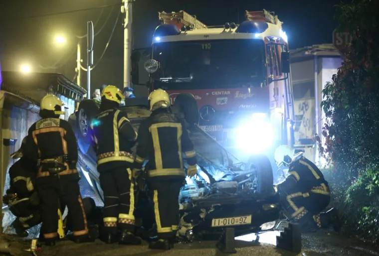 DRAMA U ZAGREBU: Stariji vozač izgubio nadzor nad automobilom i prevrnuo se na krov