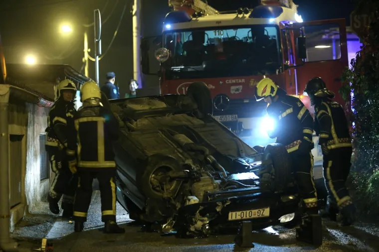 DRAMA U ZAGREBU: Stariji vozač izgubio nadzor nad automobilom i prevrnuo se na krov