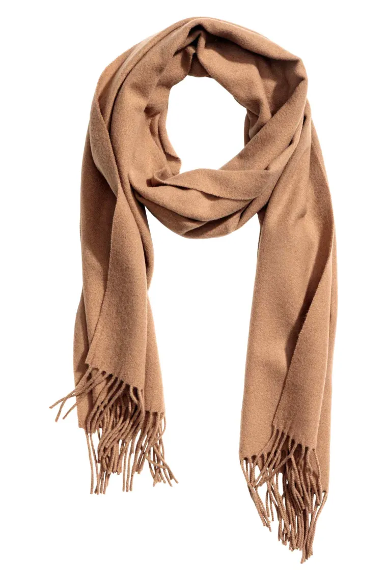 Smeđi &scaron;al s resicama, H&amp;M, 376,41 kuna