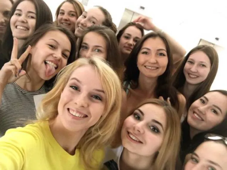 RUSKI HOKEJA&Scaron;I U VELIKIM PROBLEMIMA JER IM NAVIJAČICE TOPE LED: One su glavna atrakcija, provjerite za&scaron;to