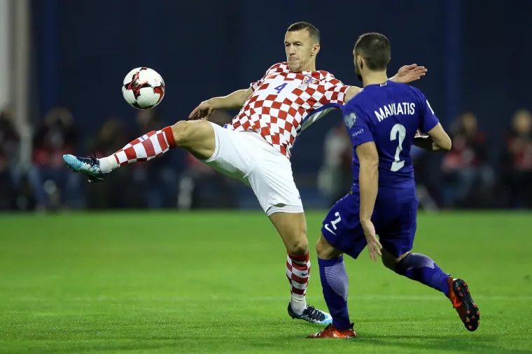 FOTOGRAFIJE NAJBOLJE DOKAZUJU KAKVA SE BORBA VODI: Uzbuđenja na utakmici Hrvatska - Grčka ima na pretek