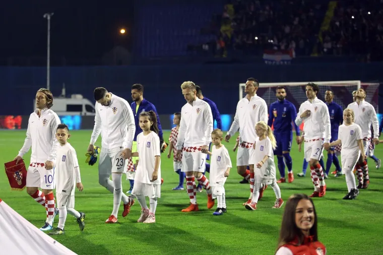 FOTOGRAFIJE NAJBOLJE DOKAZUJU KAKVA SE BORBA VODI: Uzbuđenja na utakmici Hrvatska - Grčka ima na pretek