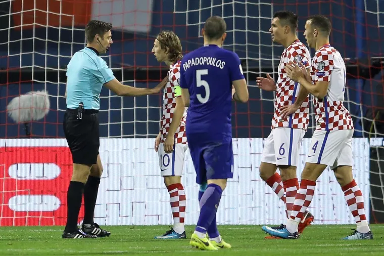 FOTOGRAFIJE NAJBOLJE DOKAZUJU KAKVA SE BORBA VODI: Uzbuđenja na utakmici Hrvatska - Grčka ima na pretek