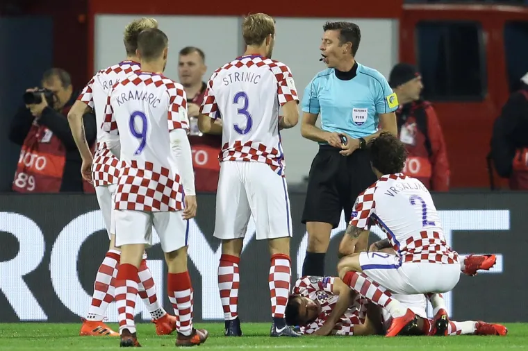 FOTOGRAFIJE NAJBOLJE DOKAZUJU KAKVA SE BORBA VODI: Uzbuđenja na utakmici Hrvatska - Grčka ima na pretek