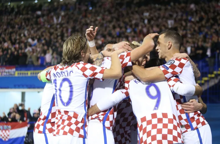 FOTOGRAFIJE NAJBOLJE DOKAZUJU KAKVA SE BORBA VODI: Uzbuđenja na utakmici Hrvatska - Grčka ima na pretek