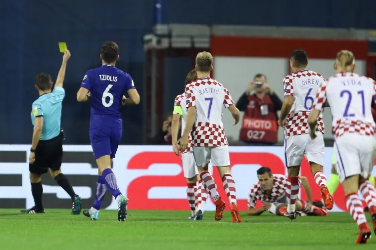 FOTOGRAFIJE NAJBOLJE DOKAZUJU KAKVA SE BORBA VODI: Uzbuđenja na utakmici Hrvatska - Grčka ima na pretek