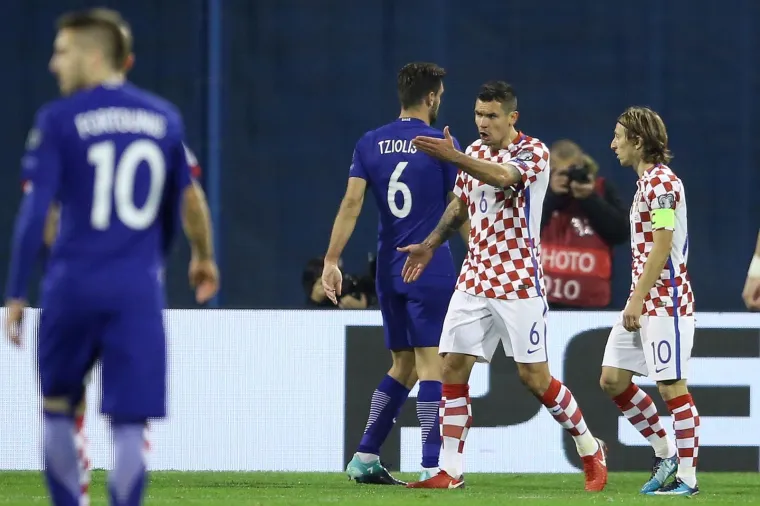 FOTOGRAFIJE NAJBOLJE DOKAZUJU KAKVA SE BORBA VODI: Uzbuđenja na utakmici Hrvatska - Grčka ima na pretek