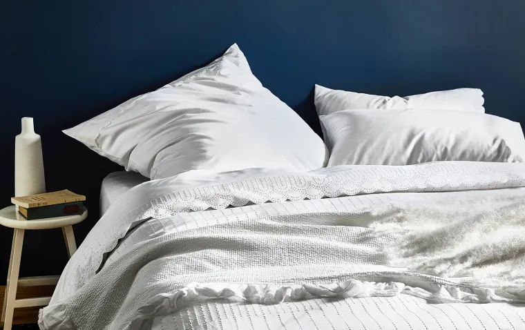 Iz Zare su ovaj editorijal nazvali 'White Winter Must-haves' - i potpuno se slažemo s njima, jer zimi, a i općenito, nema ničeg ljepšeg od čistih, bijelih plahti i pokrivača na mirisnom krevetu.