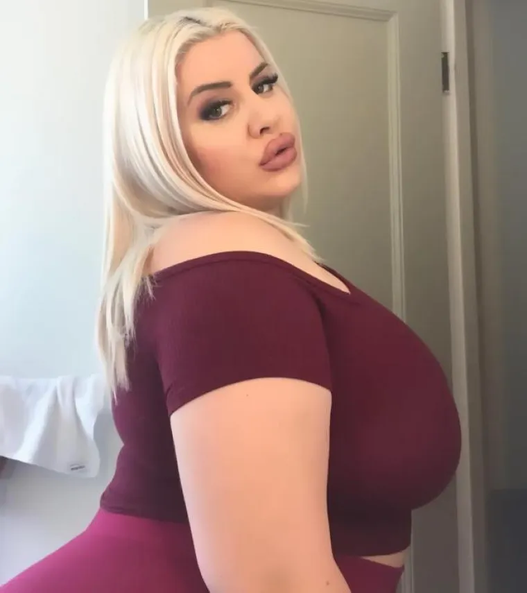 SRPKINJA IMA NAJVEĆU GUZU NA SVIJETU: Pogledajte kako bokovi od 183 cm izgledaju na curi visokoj 177 cm