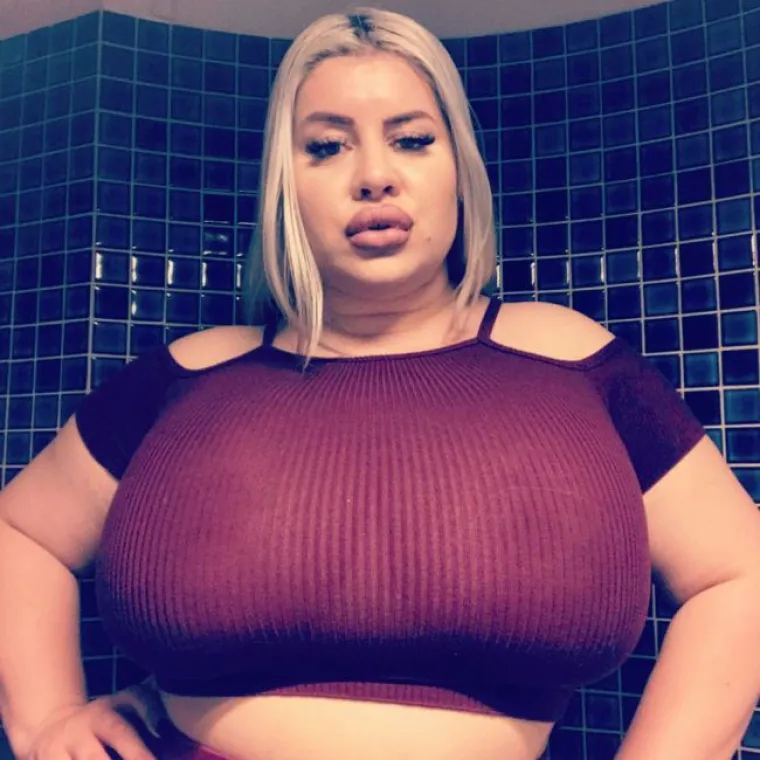 SRPKINJA IMA NAJVEĆU GUZU NA SVIJETU: Pogledajte kako bokovi od 183 cm izgledaju na curi visokoj 177 cm