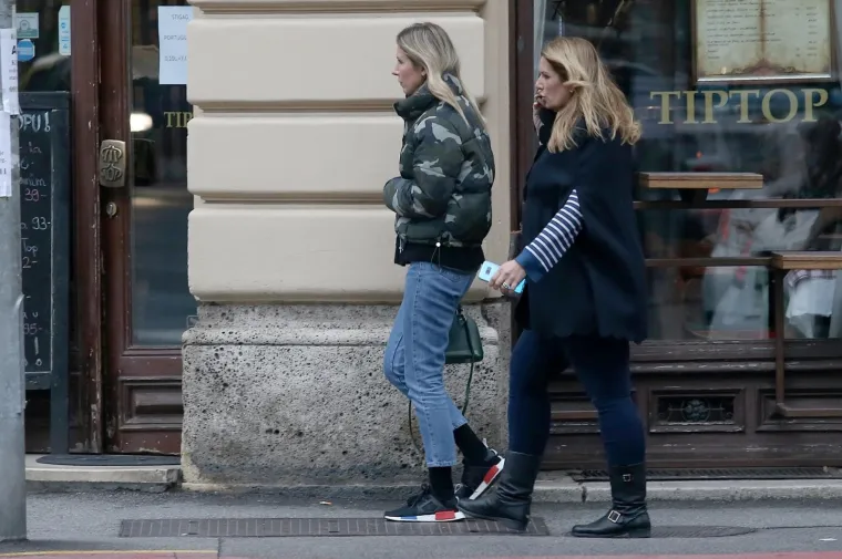 Iva Balent, kći Ivice Todorića, snimljena je kako šeće Zagrebom dok joj otac bježi od novinara ulicama Londona. Iva se gradom prošetala u društvu prijateljice Karle Kajić.