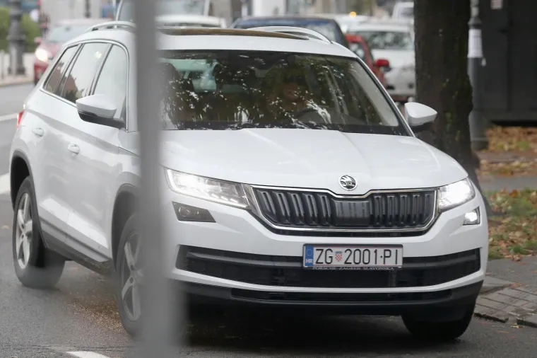 DOK JOJ OTAC BJEŽI OD KAMERA U LONDONU, NASMIJANA KĆI IVICE TODORIĆA ŠEĆE ZAGREBOM: Snimljena je u društvu prijateljice