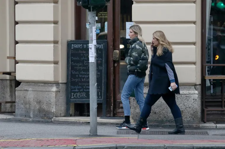 DOK JOJ OTAC BJEŽI OD KAMERA U LONDONU, NASMIJANA KĆI IVICE TODORIĆA ŠEĆE ZAGREBOM: Snimljena je u društvu prijateljice
