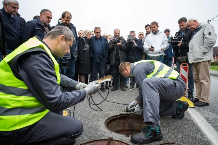 POKLOPCI KOJI KLAPAJU: Okružen suradnicima Bandić je nadgledao popravak šahtova