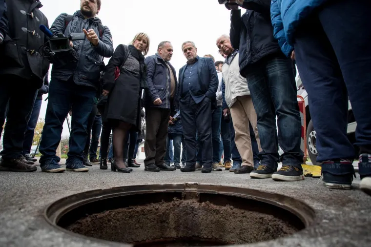 POKLOPCI KOJI KLAPAJU: Okružen suradnicima Bandić je nadgledao popravak šahtova