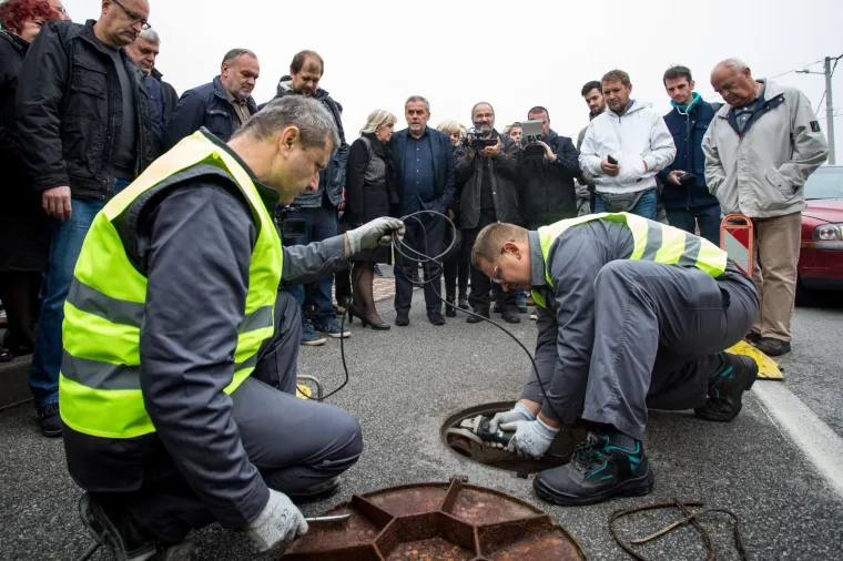 POKLOPCI KOJI KLAPAJU: Okružen suradnicima Bandić je nadgledao popravak šahtova