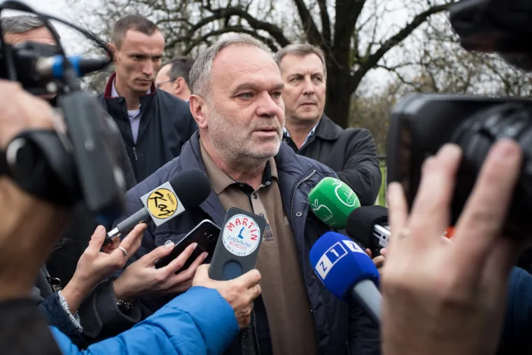 Bandić okružen suradnicima nadgledao reparaciju &scaron;ahtova u naselju Brezovica