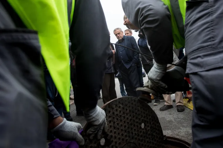 Bandić okružen suradnicima nadgledao reparaciju &scaron;ahtova u naselju Brezovica