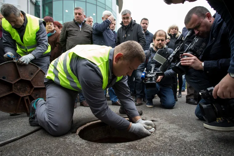 Bandić okružen suradnicima nadgledao reparaciju &scaron;ahtova u naselju Brezovica