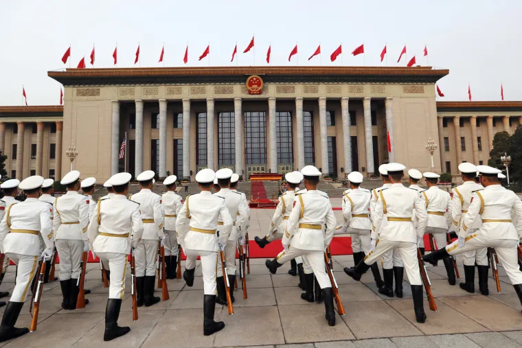 Američki predsjednik Donald Trump nastavio je azijsku turneju posjetiv&scaron;i Peking. Dočekan je u Zabranjenom gradu, carskoj palači sa 600 godina povijesti. Ondje su Trumpa i Melaniju dočekali kineski predsjednik Xi Jingping i njegova supruga, pokazav&scaron;i američkim kolegama glasovita mjesta na kojima su stolovale dinastije Ming i Qing, koje su Kinu učinile globalnom silom. Trump je prvi strani državnih koji je dočekan u Zabranjenom gradu.