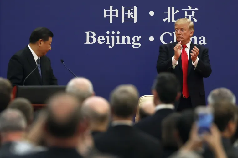 Američki predsjednik Donald Trump nastavio je azijsku turneju posjetiv&scaron;i Peking. Dočekan je u Zabranjenom gradu, carskoj palači sa 600 godina povijesti. Ondje su Trumpa i Melaniju dočekali kineski predsjednik Xi Jingping i njegova supruga, pokazav&scaron;i američkim kolegama glasovita mjesta na kojima su stolovale dinastije Ming i Qing, koje su Kinu učinile globalnom silom. Trump je prvi strani državnik koji je dočekan u Zabranjenom gradu.