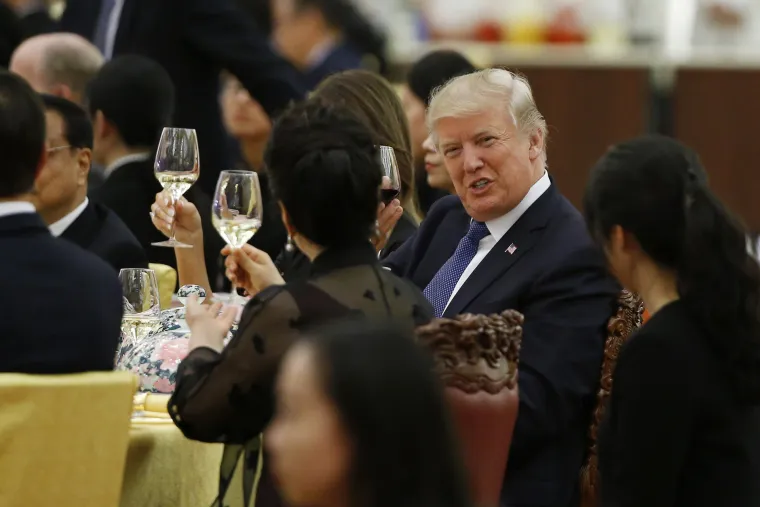 Američki predsjednik Donald Trump nastavio je azijsku turneju posjetiv&scaron;i Peking. Dočekan je u Zabranjenom gradu, carskoj palači sa 600 godina povijesti. Ondje su Trumpa i Melaniju dočekali kineski predsjednik Xi Jingping i njegova supruga, pokazav&scaron;i američkim kolegama glasovita mjesta na kojima su stolovale dinastije Ming i Qing, koje su Kinu učinile globalnom silom. Trump je prvi strani državnik koji je dočekan u Zabranjenom gradu.