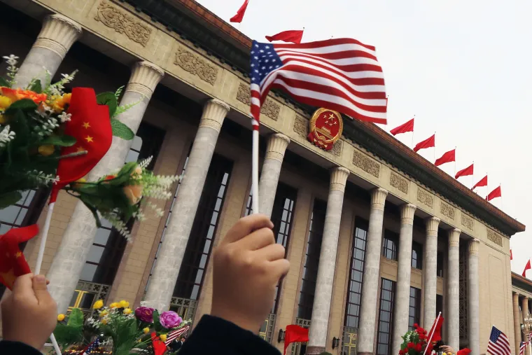 Američki predsjednik Donald Trump nastavio je azijsku turneju posjetiv&scaron;i Peking. Dočekan je u Zabranjenom gradu, carskoj palači sa 600 godina povijesti. Ondje su Trumpa i Melaniju dočekali kineski predsjednik Xi Jingping i njegova supruga, pokazav&scaron;i američkim kolegama glasovita mjesta na kojima su stolovale dinastije Ming i Qing, koje su Kinu učinile globalnom silom. Trump je prvi strani državnik koji je dočekan u Zabranjenom gradu.