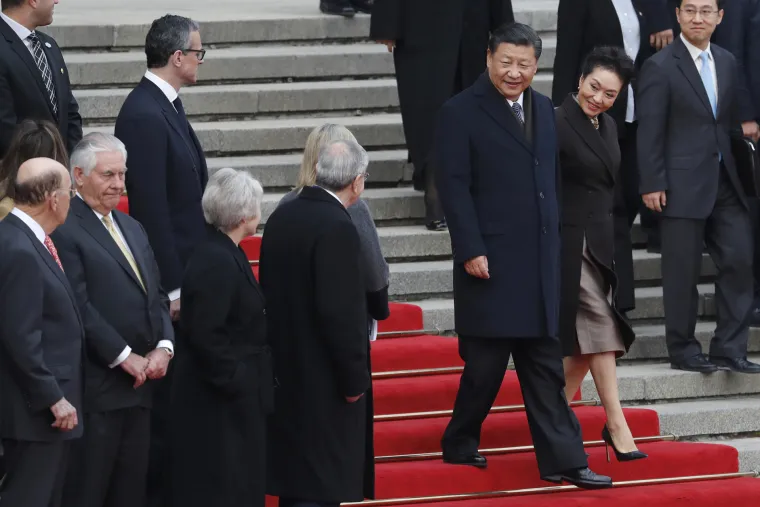 Američki predsjednik Donald Trump nastavio je azijsku turneju posjetiv&scaron;i Peking. Dočekan je u Zabranjenom gradu, carskoj palači sa 600 godina povijesti. Ondje su Trumpa i Melaniju dočekali kineski predsjednik Xi Jingping i njegova supruga, pokazav&scaron;i američkim kolegama glasovita mjesta na kojima su stolovale dinastije Ming i Qing, koje su Kinu učinile globalnom silom. Trump je prvi strani državnik koji je dočekan u Zabranjenom gradu.