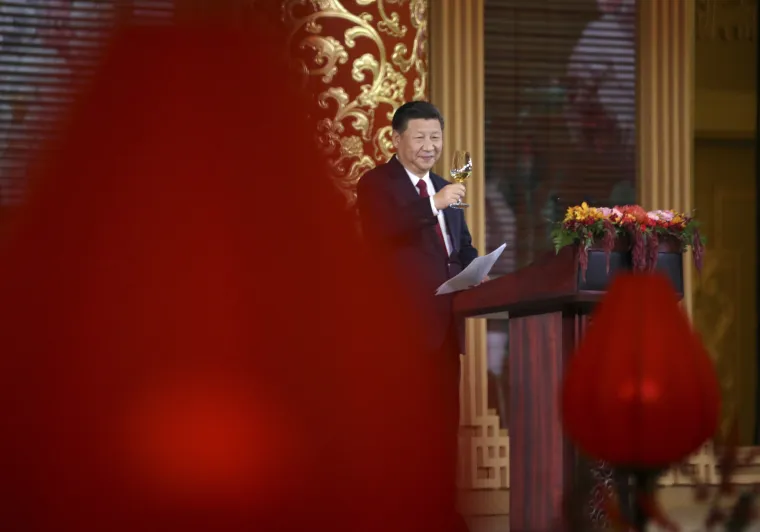 Američki predsjednik Donald Trump nastavio je azijsku turneju posjetiv&scaron;i Peking. Dočekan je u Zabranjenom gradu, carskoj palači sa 600 godina povijesti. Ondje su Trumpa i Melaniju dočekali kineski predsjednik Xi Jingping i njegova supruga, pokazav&scaron;i američkim kolegama glasovita mjesta na kojima su stolovale dinastije Ming i Qing, koje su Kinu učinile globalnom silom. Trump je prvi strani državnik koji je dočekan u Zabranjenom gradu.